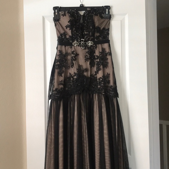 Gown - Picture 3 of 8